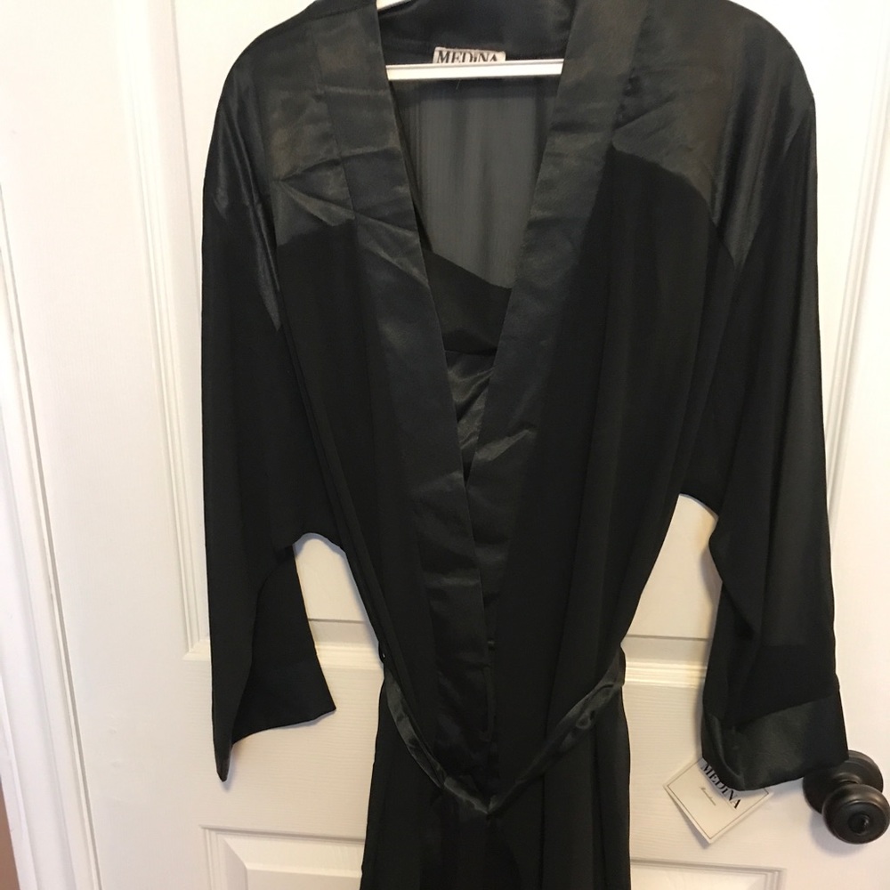 NWT-Gorgeous robe and chemise set